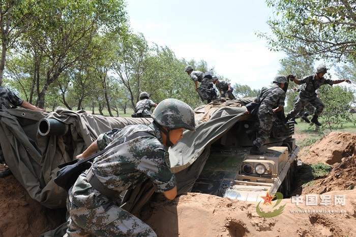 Lữ đoàn pháo binh thuộc tập đoàn quân chủ lực quân khu Bắc Kinh, Trung Quốc chuẩn bị diễn tập