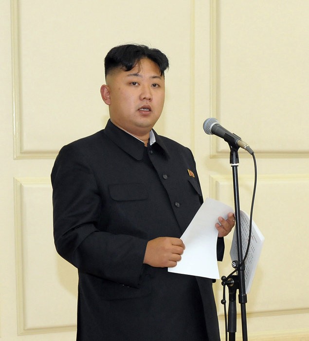 Ông Kim Jong-un phát biểu trước các tướng lĩnh quân đội, nhấn mạnh tư tưởng "tiên quân" của cố Chủ tịch Kim Jong-il và sẵn sàng "đáp trả thích đáng" mọi động thái mà Bình Nhưỡng cho là khiêu khích chiến tranh