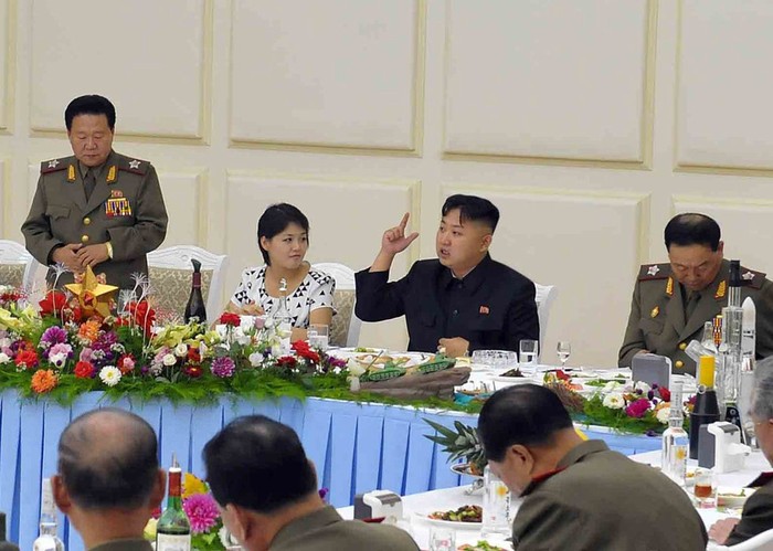 Ông Kim Jong-un và Đệ nhất phu nhân chủ trì cuộc họp với các quan chức quân đội