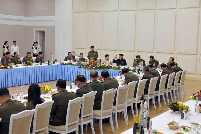 Lần đầu tiên KCNA đưa hình ảnh nhà lãnh đạo Kim Jong-un và vợ tham dự một cuộc họp quan trọng