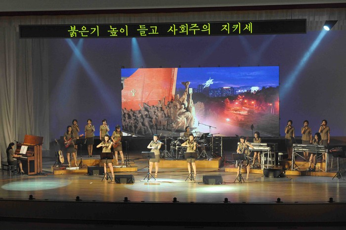 Biểu diễn văn nghệ chào mừng 52 năm ngày cố Chủ tịch Kim Jong-il bắt đầu sự nghiệp