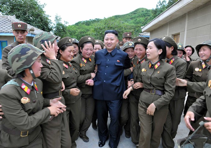 Trước đó ông Kim Jong-un đã tới thăm và kiểm tra công tác sẵn sàng chiến đấu của Đại đội nữ Cây Hồng