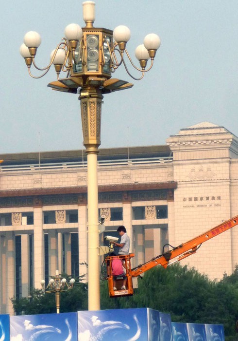 Sơn sửa cột đèn lớn trước quảng trường