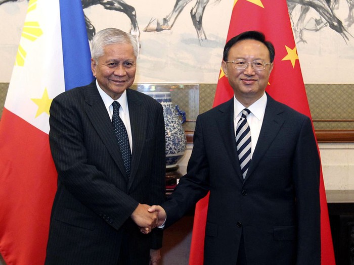 Ngoại trưởng Philippines Albert del Rosario sang Bắc Kinh thăm Đại sứ Brand, tranh thủ gặp người đồng cấp Dương Khiết Trì