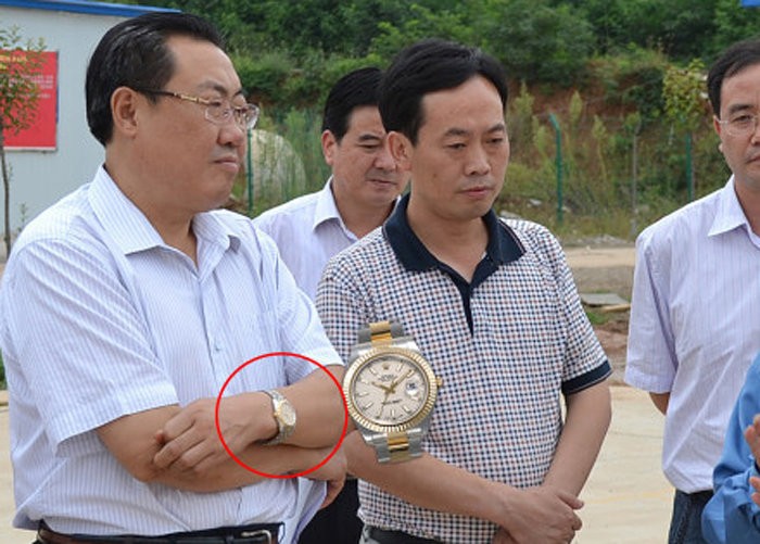 Hình ảnh cán bộ lãnh đạo Thiểm Tây "béo tốt" đeo đồng hồ "hàng hiệu" gây phản cảm lớn trong cộng đồng mạng Trung Quốc
