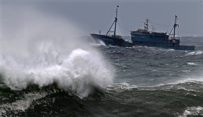 2 tàu cá Trung Quốc đang tìm cách cập cảng Jeju tránh bão
