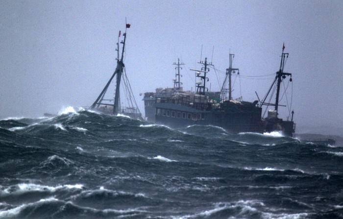 Khi chỉ còn cách bờ 1,8 km, 2 tàu cá Trung Quốc đã bị sóng biển nhấn chìm