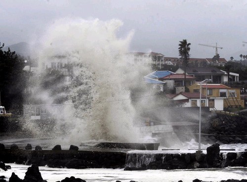 Những cột sóng cao ngất tấn công trươc khi bão đổ bộ