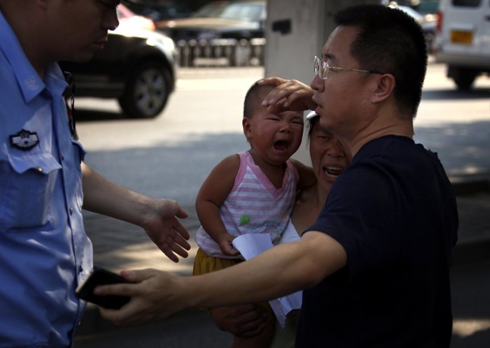 Cảnh sát Bắc Kinh đã nhanh chóng có mặt và ngăn chặn hành động hô hét của người phụ nữ này