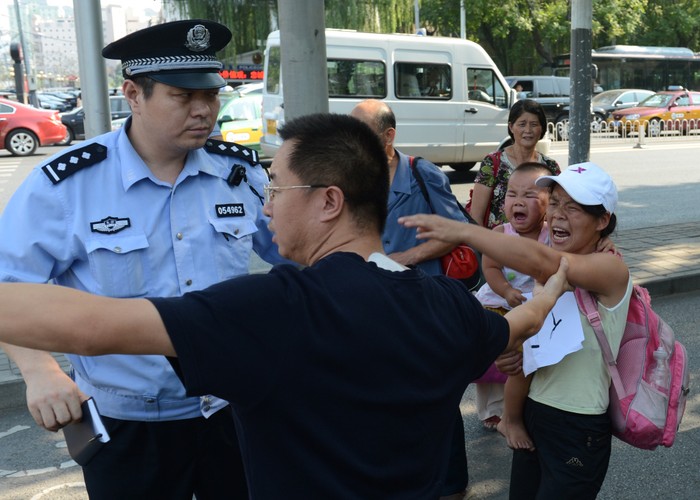 Ngày 28/8 cảnh sát Bắc Kinh vừa bắt giữ một phụ nữ Trung Quốc ném chai nhựa vào Đại sứ quán Nhật Bản