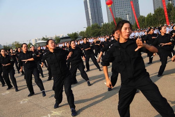 Lực lượng nữ cảnh sát đặc nhiệm Trịnh Châu tham gia diễn tập