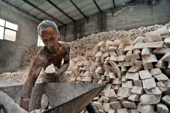 Để phục vụ nhu cầu xây dựng, những xưởng đá mài, đá xẻ ở Trung Quốc tận dụng tối đa nguồn nhân lực giá rẻ, bất chấp mọi quy định đảm bảo an toàn cho người lao động