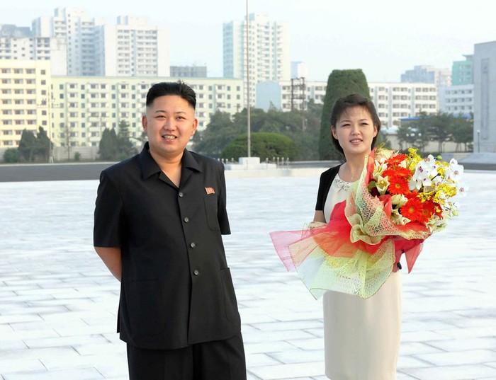 Vợ chồng ông Kim Jong-un mang hoa tươi đến viếng tượng đài ông nội, cha đẻ