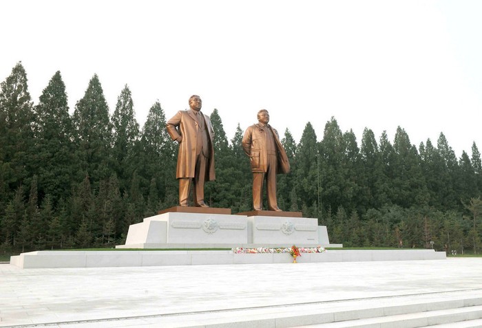 Tượng cố Chủ tịch Kim Nhật Thành (trái), cố Chủ tịch Kim Jong-il