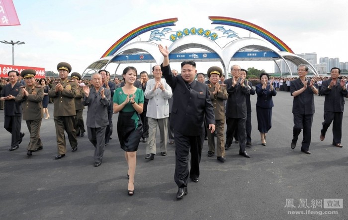 Ông Kim Jong-un và phu nhân xuất hiện ngày càng nhiều trước công chúng