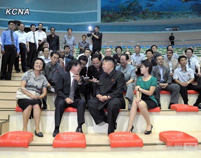 Trong mọi hoạt động từ quốc gia đại sự cho đến tuần du, thị sát, thăm cơ sở, ông Kim Jong-un đều đưa vợ đi cùng