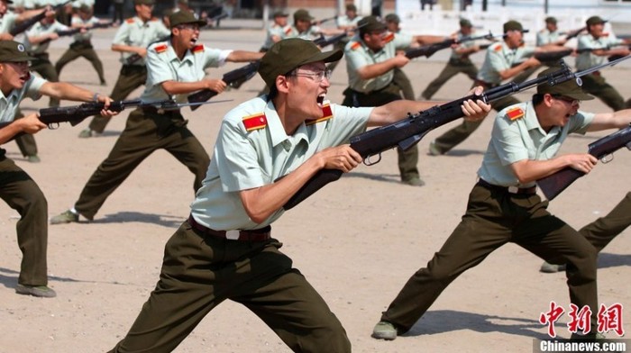 Sinh viên Đại học Bắc Kinh được huấn luyện sử dụng súng trường CKC, động tác đâm lê