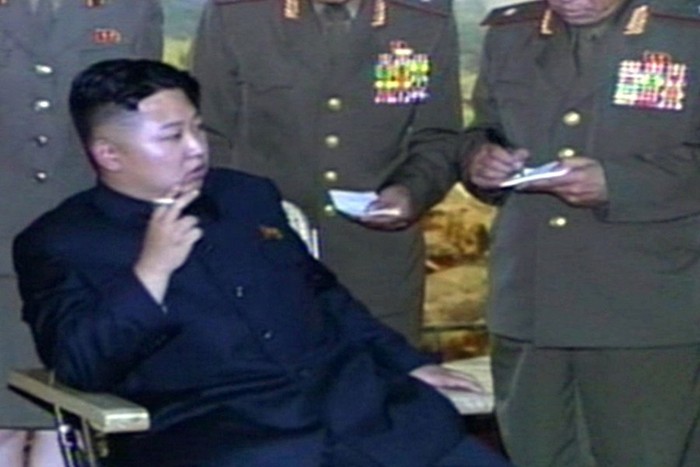 Lần đầu tiên xuất hiện hình ảnh nhà lãnh đạo Kim Jong-un hút thuốc lá nghe các tướng báo cáo