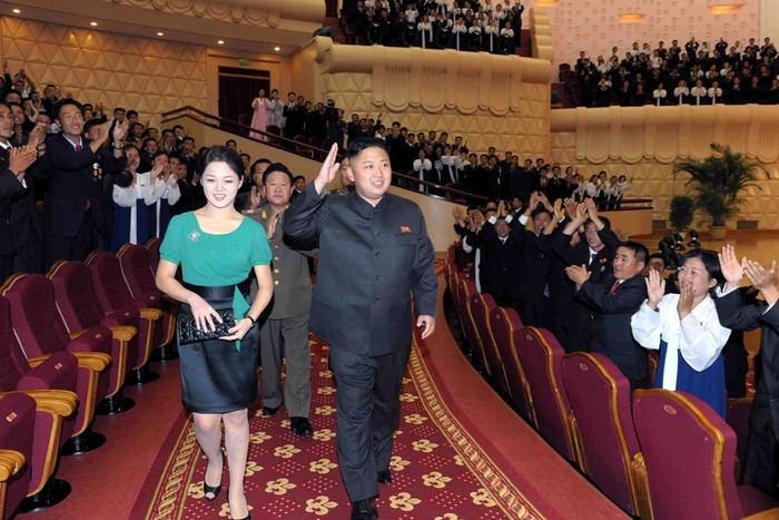 Vợ chồng nhà lãnh đạo Bắc Hàn bước vào khán phòng trong tiếng hoan hô nhiệt liệt