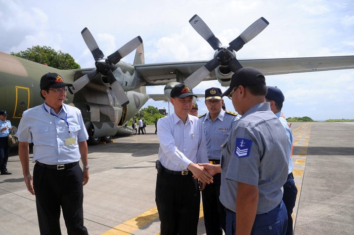 Lý Hồng Nguyên - Bộ trưởng Bộ Nội chính (trái), Hồ Vị Chân - Tổng thư ký Hội đồng An ninh quốc gia Đài Loan (giữa) thăm hỏi lực lượng quân sự Đài Loan đồn trú trái phép trên đảo Ba Bình