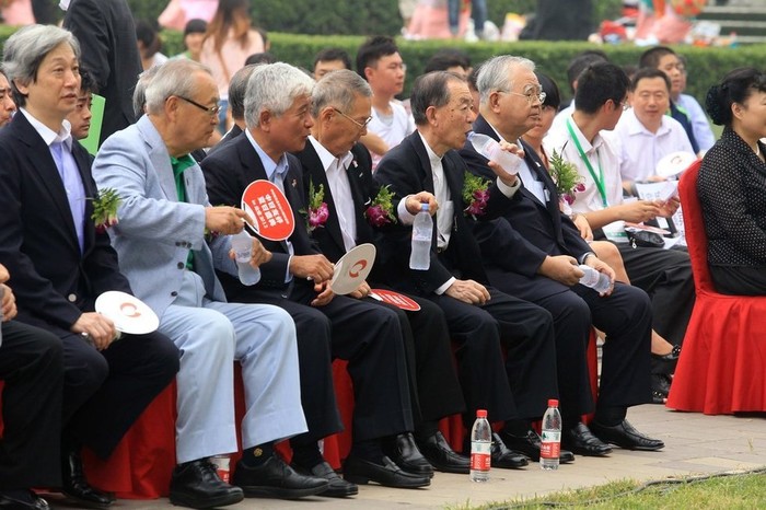 Đại sứ Uichiro Niwa cùng toàn bộ đoàn tùy tòng Nhật Bản không dùng nước suối Trung Quốc do ban tổ chức chuẩn bị mà dùng nước khoáng do nhân viên Đại sứ quán mang theo