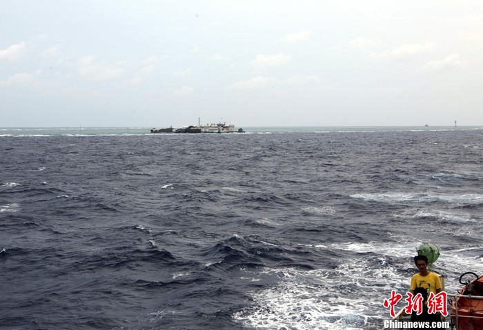 Tàu Trung Quốc rời khu vực nhà nổi công sự Trung Quốc xây phi pháp trên Đá Chữ Thập, Trường Sa, Khánh Hòa, Việt Nam