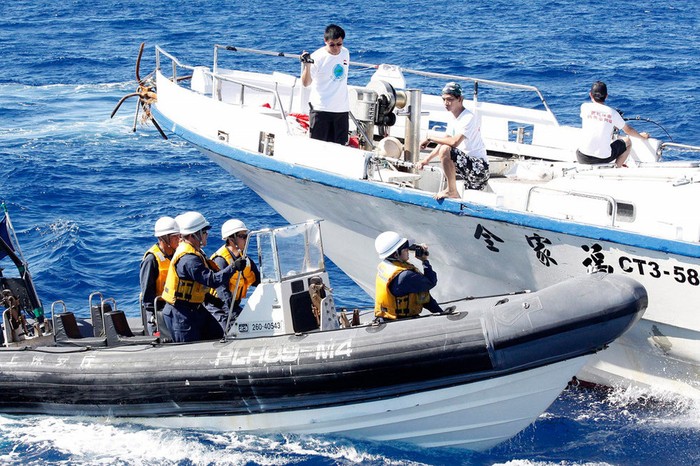 Lực lượng Cảnh sát biển Nhật Bản (phải) ngăn chặn tàu cá Đài Loan tiếp cận và đổ bộ lên nhóm đảo Senkaku để tuyên bố "chủ quyền"