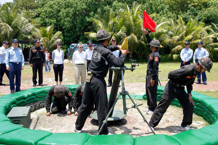 Lực lượng Cảnh sát biển Đài Loan đồn trú trái phép trên đảo Ba Bình "thử cối" trước sự chứng kiến của nhóm Nghị sĩ Đài Loan