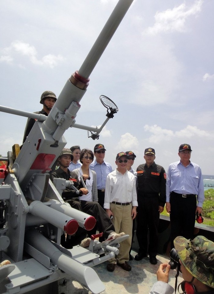 Lâm Úc Phương (áo trắng, giữa) cho rằng với các vũ khí trang bị mới có tầm bắn bao trùm bãi Bàn Than, Đài Loan đã tăng đáng kể thực lực trên Biển Đông