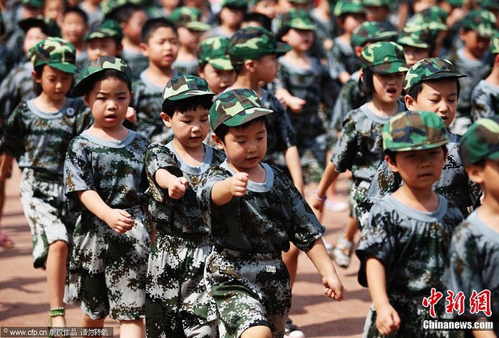 Ngày đầu tiên đi học, những cô bé cậu bé này đã phải khoác lên mình bộ áo nhà binh thiết kế cho thiếu nhi