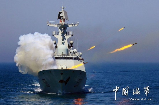 Tàu chiến Trung Quốc nhả đạn