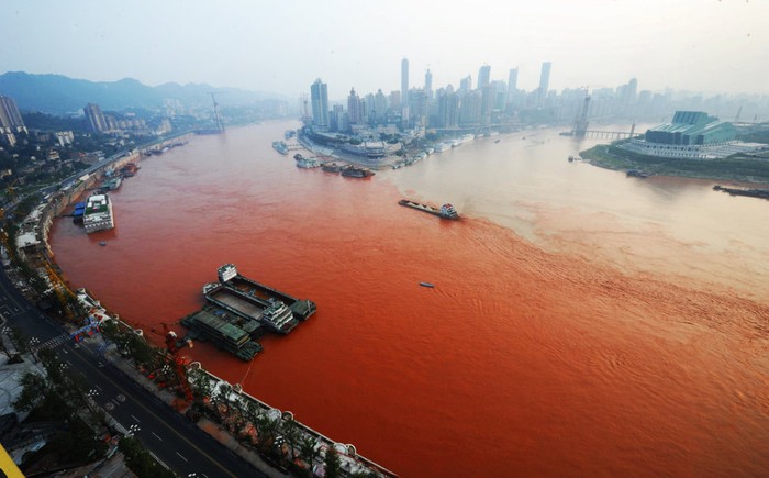 Toàn bộ khúc sông Trường Giang chảy qua Trùng Khánh biến màu đỏ gạch chỉ sau 1 đêm