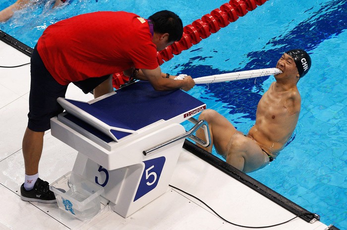 Ngày 6/9, huấn luyện viên Trung Quốc giúp đỡ vận động viên khuyết tật Hà Quân Quyền tham gia giải thi đấu bơi cự ly 50m cấp S5 tại Paralympic Games London 2012. Vận động viên này đã về thứ 2 với thành tích 36 giây 41.