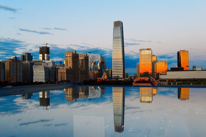 Ngày 3/9, tòa trung tâm thương mại trung ương Bắc Kinh phản chiếu trên nền kính
