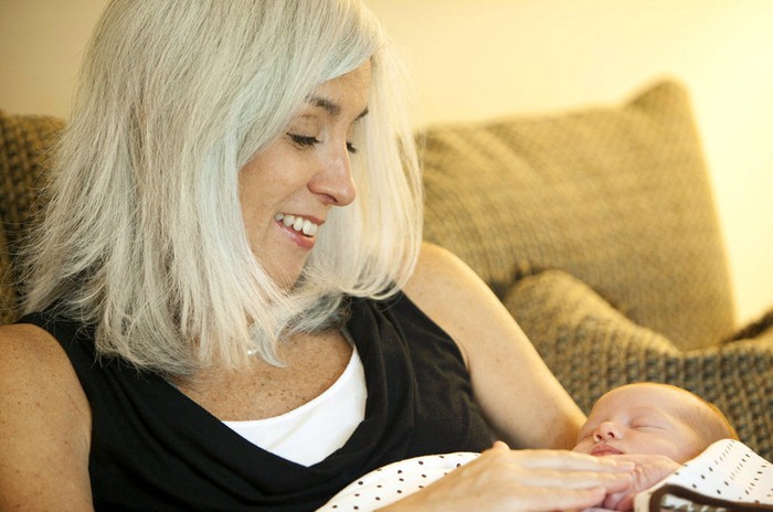 Ngày 5/9, Cindy Reutze ở Naperville ôm đứa cháu ngoại do chính mình sinh ra vì con gái bà không thể sinh nở vì bị cắt mất tử cung. Cindy Reutze đã mang thai hộ con gái.