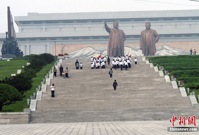 Ngày 7/9 học sinh sinh viên Bình Nhưỡng đến viếng tượng đài 2 vị lãnh đạo Kim Nhật Thành và Kim Jong-il