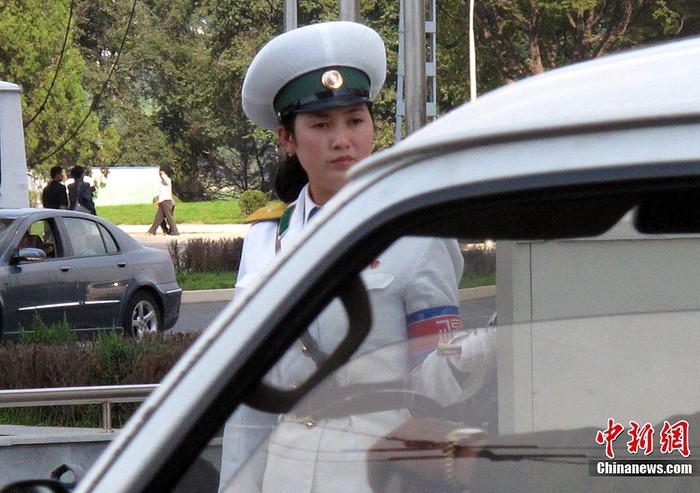 Một nữ cảnh sát giao thông Bắc Triều Tiên làm nhiệm vụ