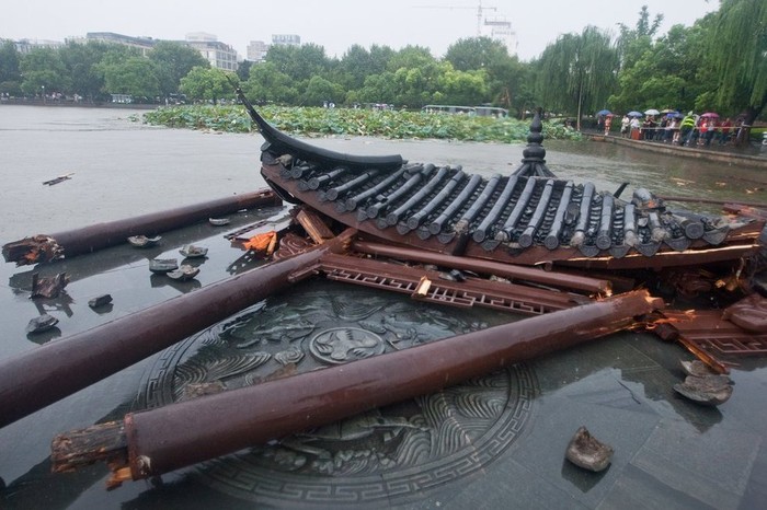 Công trình mang tính biểu tượng văn hóa của danh thắng Tây Hồ - Hàng Châu bất ngờ đổ sập sau 1 cơn lốc mạnh