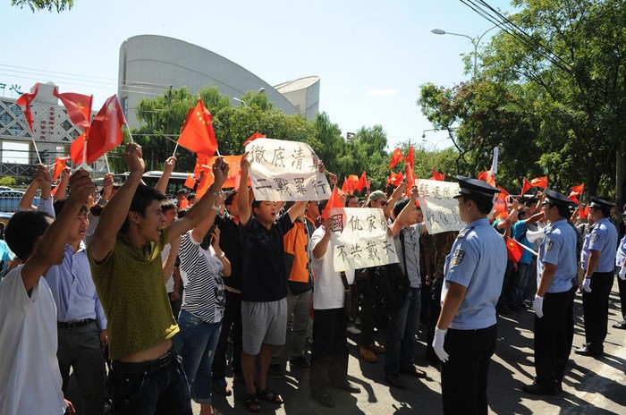 Dân Trung Quốc tập trung trước Đại sứ quán Nhật Bản biểu tình phản đối