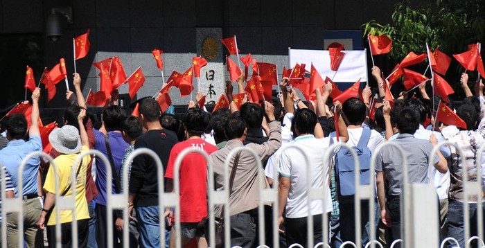 Dân Trung Quốc biểu tình trước Đại sứ quán Nhật Bản