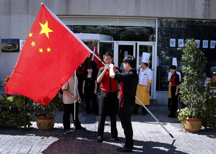 Treo cờ Trung Quốc, dán biểu ngữ chữ nhỏ: Đảo Điếu Ngư/Senkaku thuộc chủ quyền Trung Quốc sẽ không bị người biểu tình quá khích đập phá