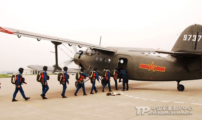 Lính dù Trung Quốc lên máy bay