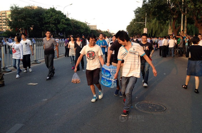 Những chai nước, trứng gà được mang đến phục vụ người biểu tình quá khích