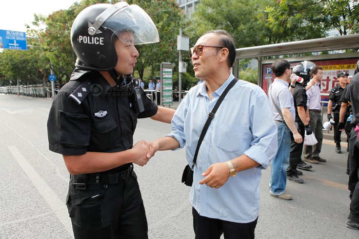 Hình ảnh cảnh sát Trung Quốc làm công tác dân vận với người biểu tình