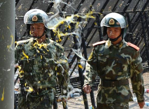 Cảnh sát cơ động Trung Quốc tiếp tục bị ném trứng thối, vỏ chai và các dị vật khi được điều động bảo vệ Đại sứ quán, Lãnh sự quán và các doanh nghiệp trọng điểm của Nhật Bản tại Trung Quốc