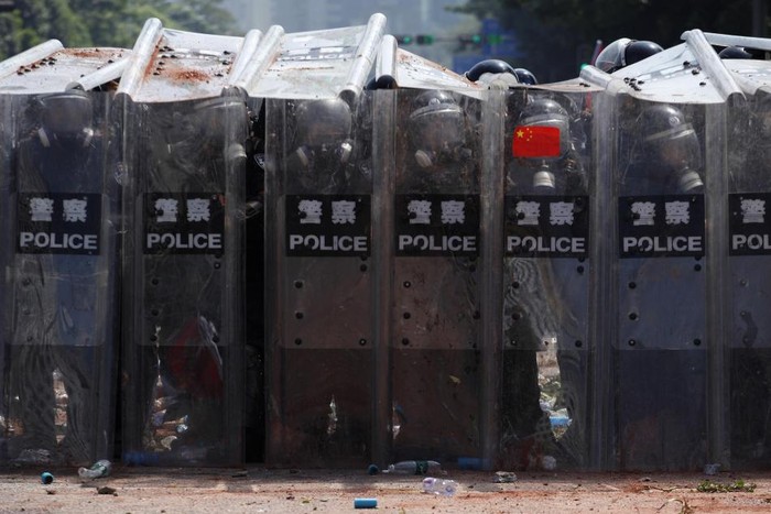 Không chỉ ném trứng thối, chai lọ, ngay cả gạch đá cũng được những kẻ biểu tình quá khích sử dụng để ném chính vào hàng rào an ninh do cảnh sát cơ động Trung Quốc dựng lên