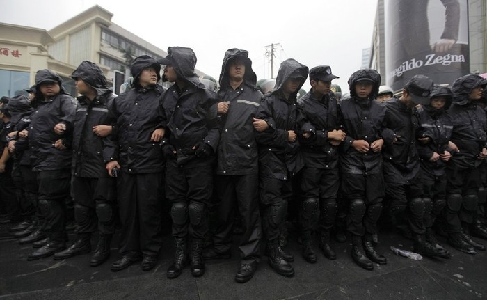 Cảnh sát cơ động Trung Quốc lấy thân làm tường rào bảo vệ Lãnh sự quán Nhật Bản tại Thành Đô