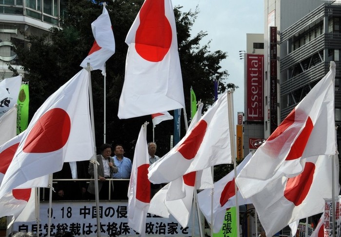Cờ Nhật Bản và các khẩu hiệu khẳng định chủ quyền nhóm đảo Senkaku/Điếu Ngư