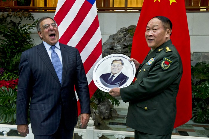 Đánh dấu lần tái ngộ, Bộ trưởng Quốc phòng Mỹ tặng người đồng cấp Trung Quốc tấm hình chân dung mình in trên chiếc đĩa