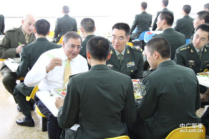 Vừa ăn vừa giao lưu với học viên sĩ quan Tăng thiết giáp Trung Quốc